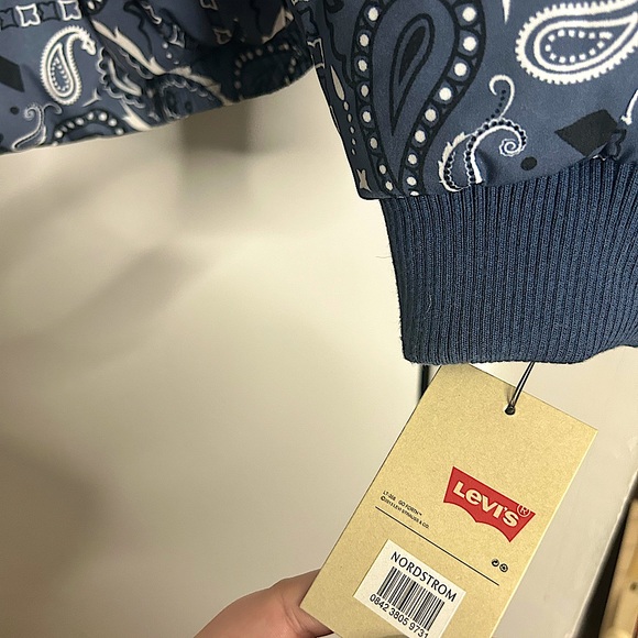 New w/ tags Levi’s puffer coat/bomber jacket! - Picture 2 of 3